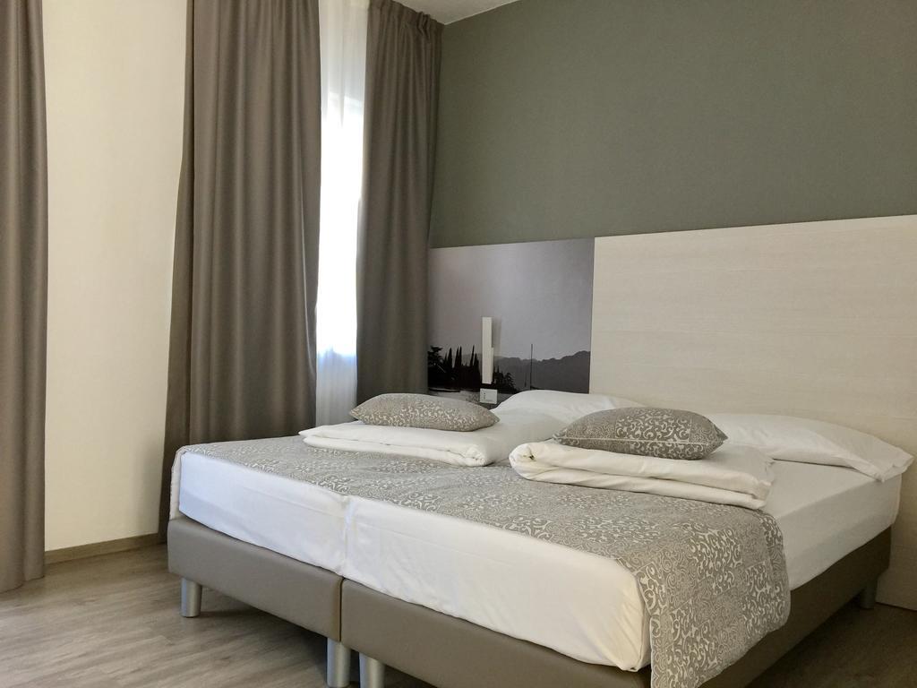 Camera Familiare con Vista Lago